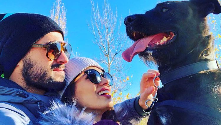 Isco Alarcón y Sara Sálamo junto a su perro