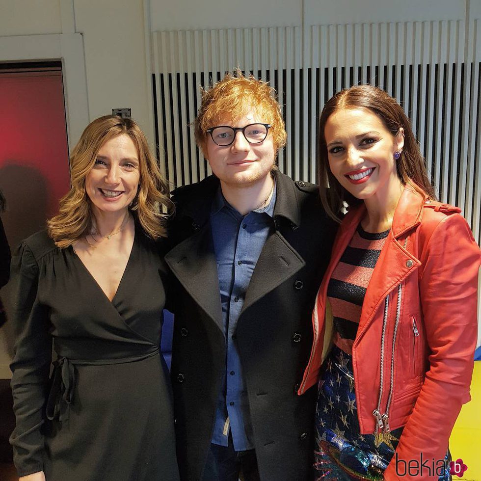 Paula Echeverría con Ed Sheeran y una amiga en Los 40 Principales