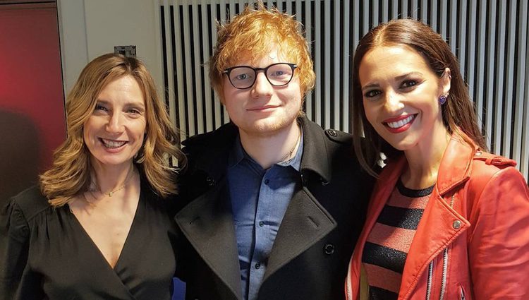 Paula Echeverría con Ed Sheeran y una amiga en Los 40 Principales