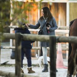 Paula Echevarría con su hija Daniella en un centro de hípica