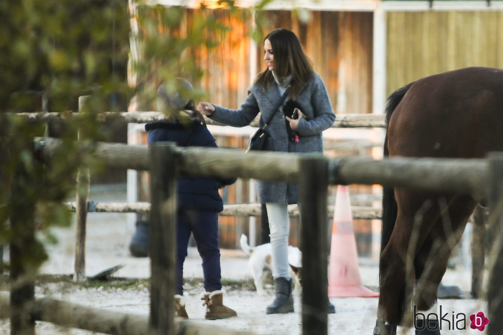 Paula Echevarría con su hija Daniella en un centro de hípica