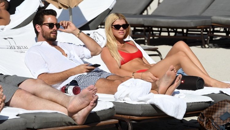 Scott Disick y Sofía Richie disfrutan de la playa de Miami