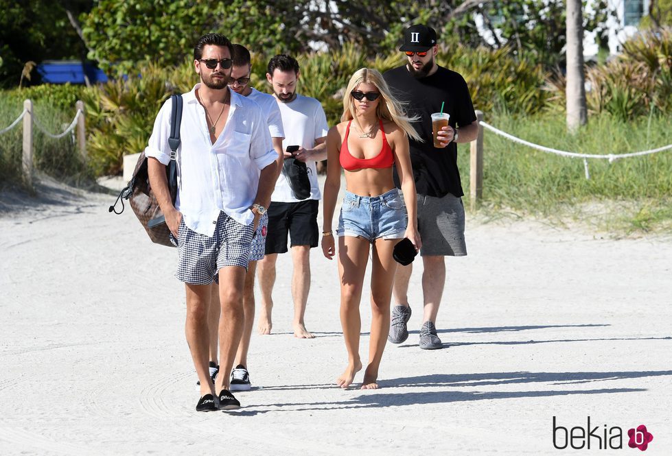 Scott Disick y Sofia Richie juntos en la playa de Miami