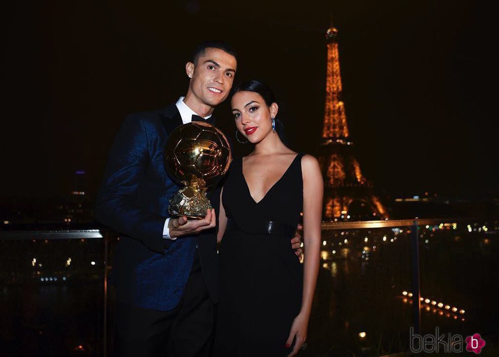 Cristiano Ronaldo junto a Georgina Rodríguez sosteniendo el Balón de Oro