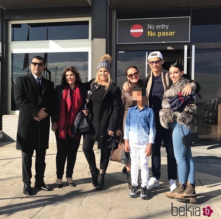 Cristiano Ronaldo, Georgina, Katia y Dolores Aveiro y demás familia viajando a París