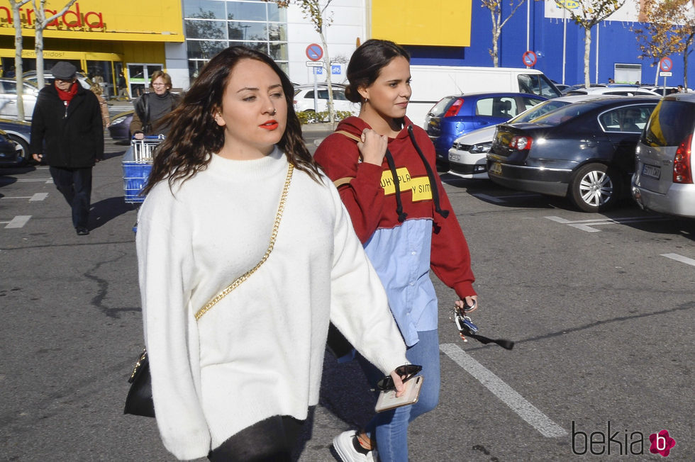 Gloria Camila y Rocío Flores acudiendo a un centro comercial