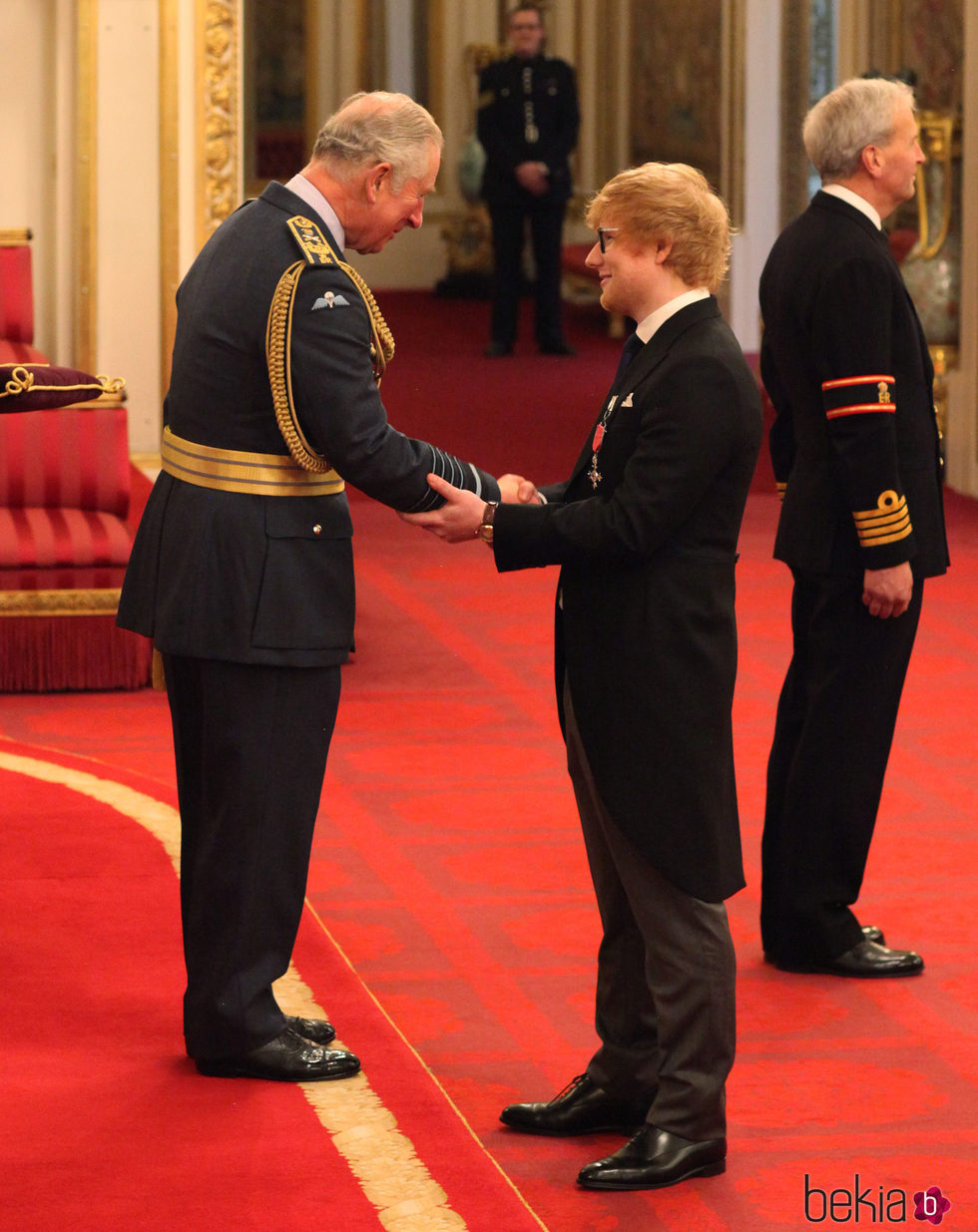 Ed Sheeran recibe la medalla del Orden del Imperio Británico