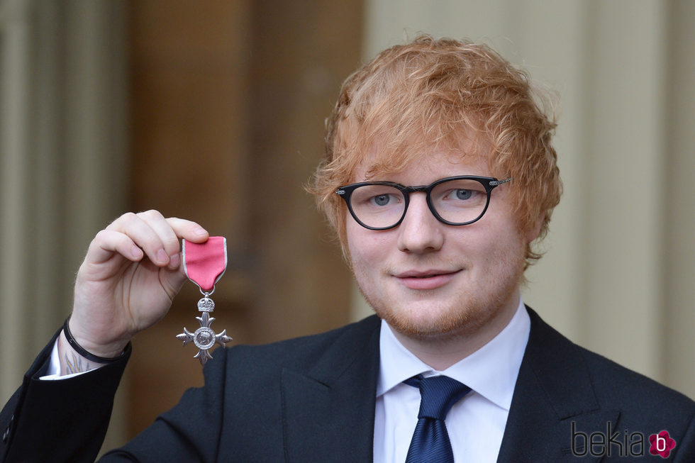 Ed Sheeran posa sonriente con su medalla del Orden del Imperio Británico