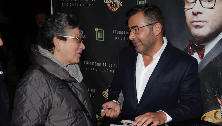 Jorge Javier Vázquez firmando entradas de su nueva obra 'Grandes Éxitos'