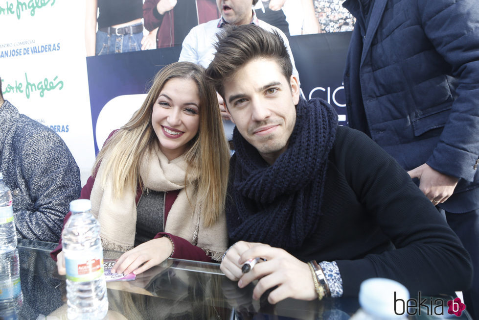 Mireya y Roi durante la firma de discos de 'OT 2017' en Madrid