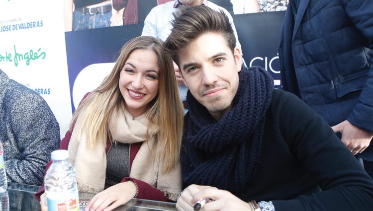 Mireya y Roi durante la firma de discos de 'OT 2017' en Madrid