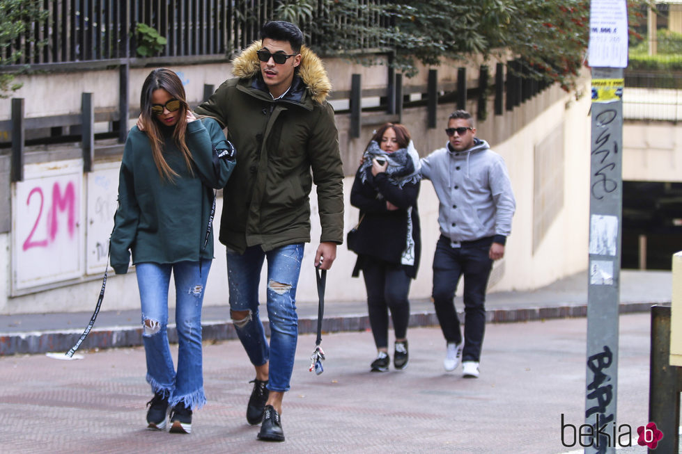 Gloria Camila, Kiko Jiménez, Rocío Flores y José Fernando paseando por Madrid