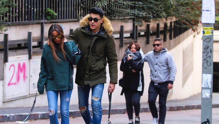 Gloria Camila, Kiko Jiménez, Rocío Flores y José Fernando paseando por Madrid