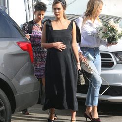 Jessica Alba con amigas llegando a la 'baby shower' de su tercer embarazo