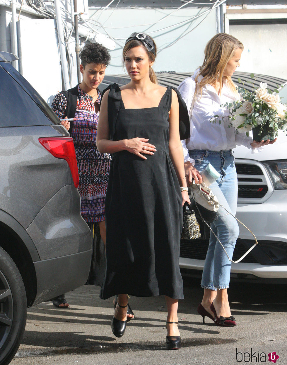 Jessica Alba con amigas llegando a la 'baby shower' de su tercer embarazo