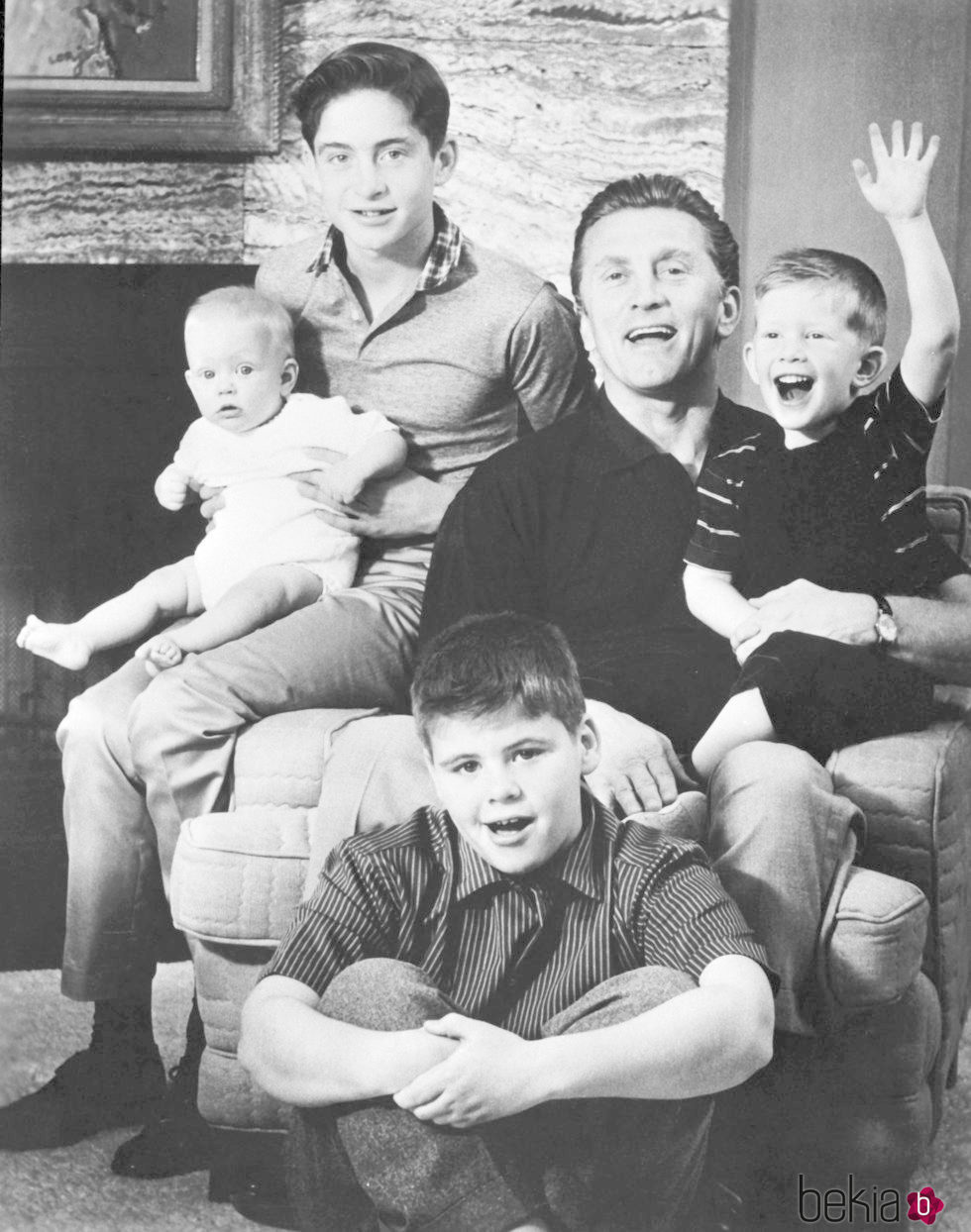 Kirk Douglas y sus cuatro hijos