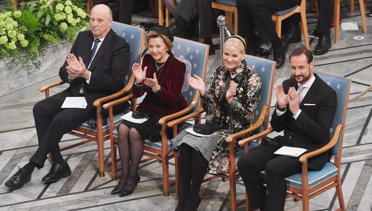 Mette-Marit, Haakon, Harald y Sonia e Noruega en la entrega del Premio Nobel de la Paz 2017