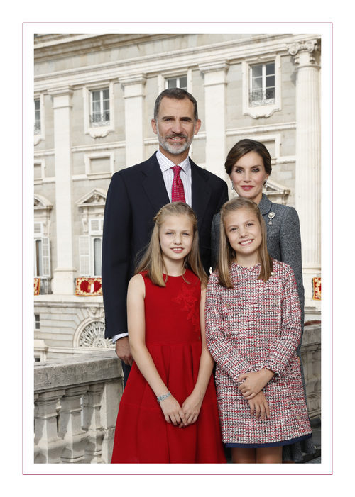 Posado oficial de Navidad de los Reyes Felipe VI y Doña Letizia junto a sus hijas Leonor y Sofía