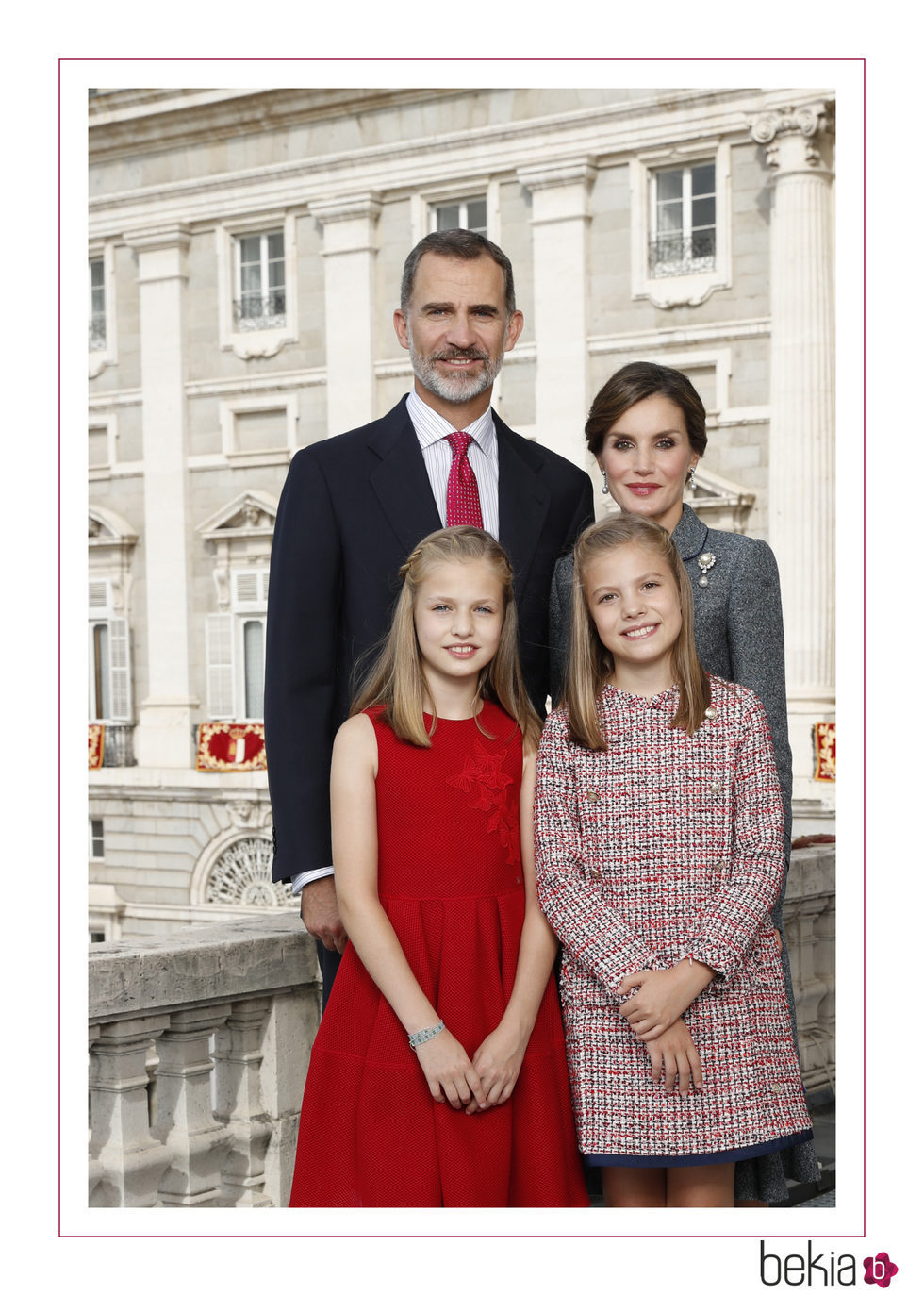 Posado oficial de Navidad de los Reyes Felipe VI y Doña Letizia junto a sus hijas Leonor y Sofía