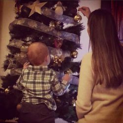 Helen Lindes y su hijo Alan decorando el árbol de Navidad