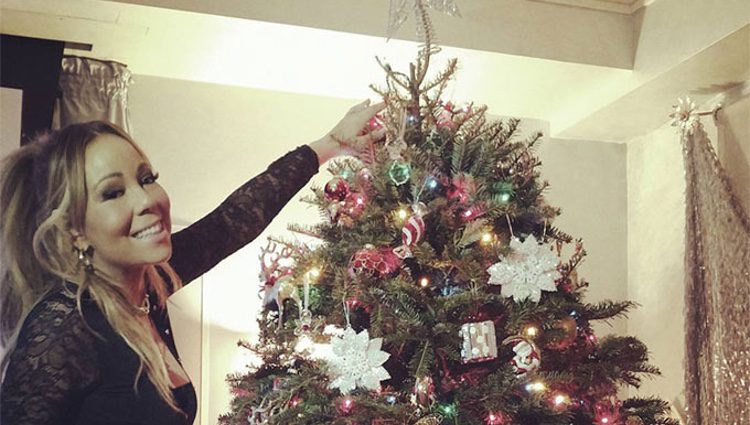 Mariah Carey decorando su árbol de Navidad