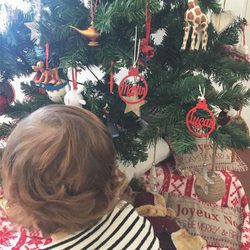 Sara Carbonero decora su árbol de Navidad con bolas personalizadas