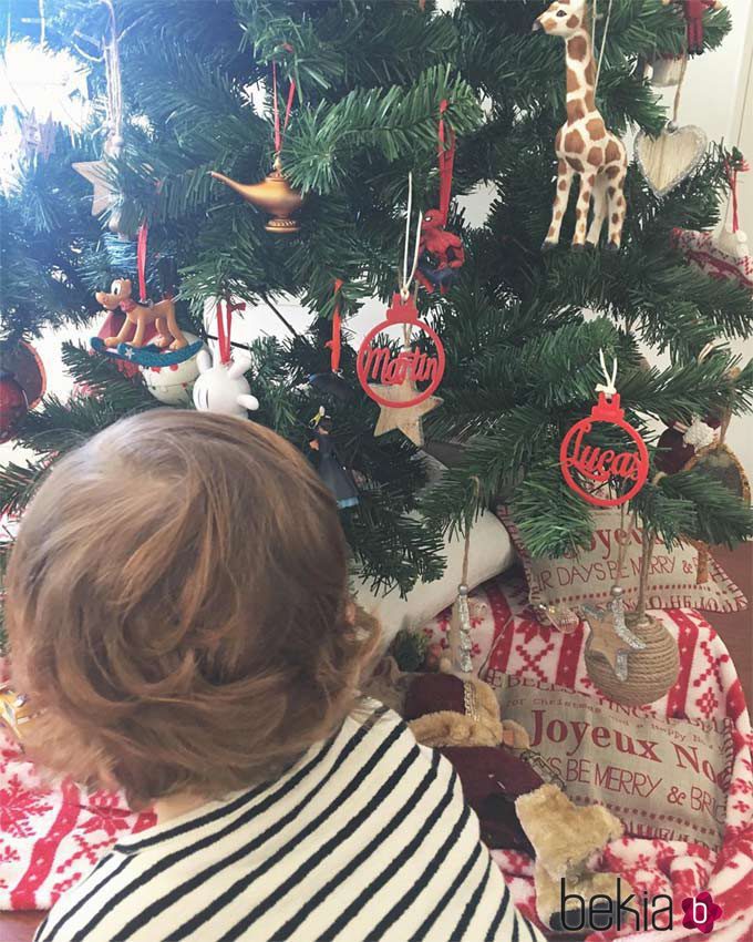 Sara Carbonero decora su árbol de Navidad con bolas personalizadas