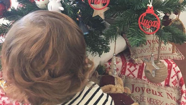 Sara Carbonero decora su árbol de Navidad con bolas personalizadas