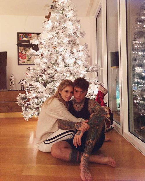 Chiara Ferragni y Fedez posan junto a su árbol de Navidad