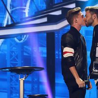 Raoul y Agoney se besan en su actuación de la Gala 7 de 'OT 2017'