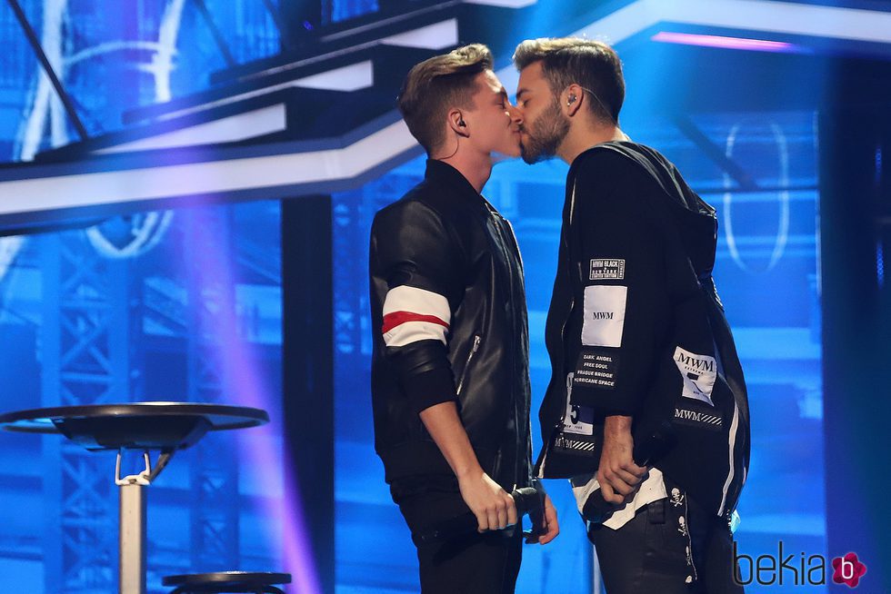 Raoul y Agoney se besan en su actuación de la Gala 7 de 'OT 2017'