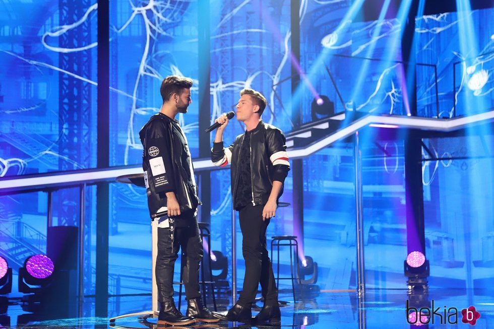 Raoul y Agoney durante su actuación en la Gala 7 de 'OT 2017'