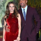 Dwayne Johnson y Lauren Hashian durante el estreno de 'Jumanji'