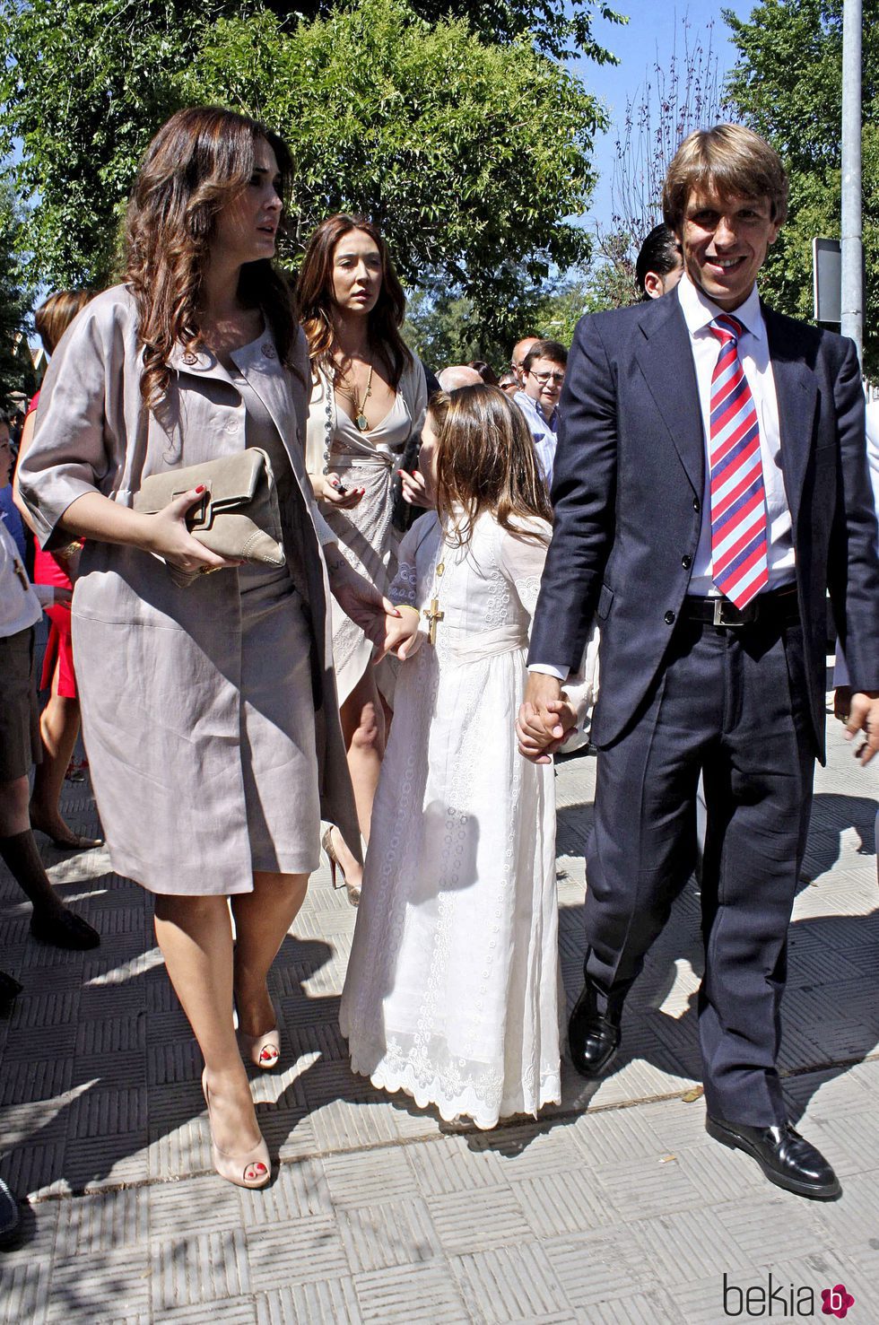 Alba Diaz en su Comunión junto a sus padres