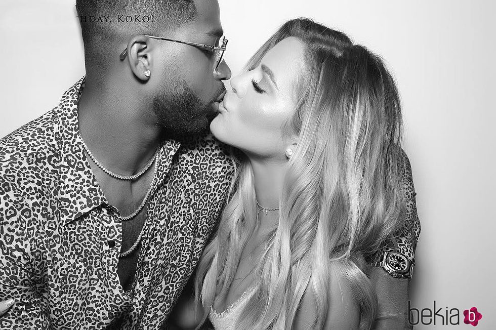 Khloe Kardashian y Tristan Thompson besándose