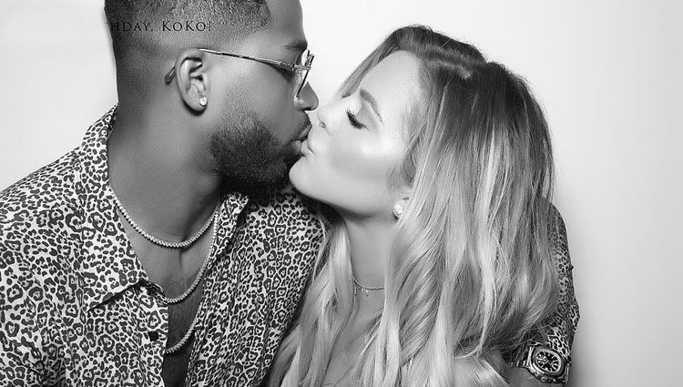 Khloe Kardashian y Tristan Thompson besándose