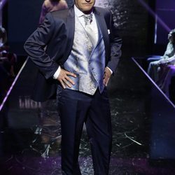 Gustavo González con traje de novio