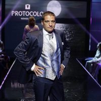 Gustavo González con traje de novio