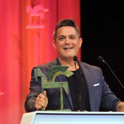 Alejandro Sanz recogiendo su galardón en los Premios Ondas 2017