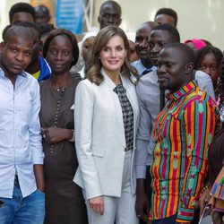 La Reina Letizia en su visita al Aula Cervantes de Dakar