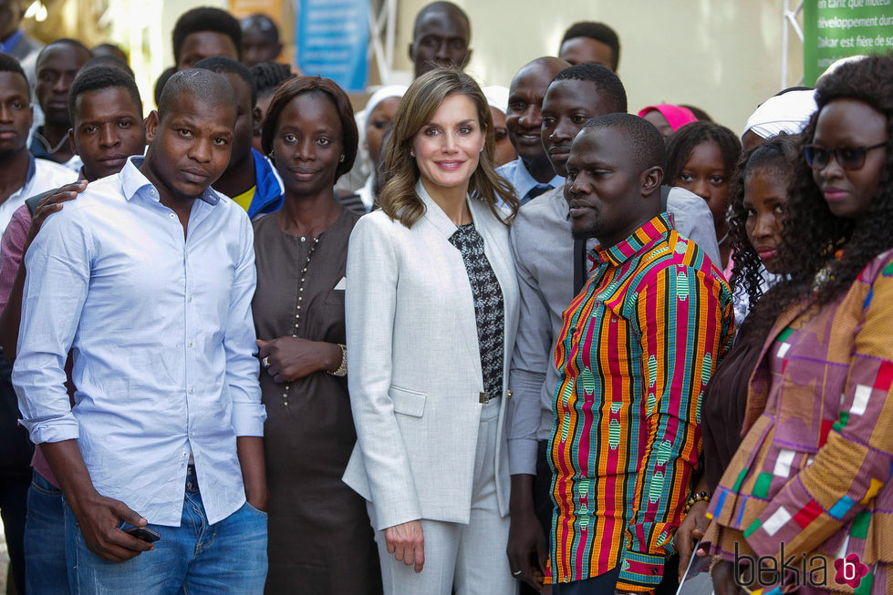 La Reina Letizia en su visita al Aula Cervantes de Dakar