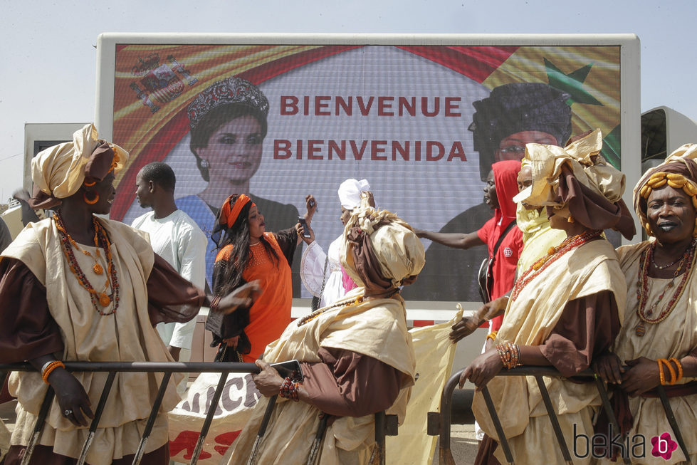 Carteles de bienvenida a la Reina Letizia en Senegal