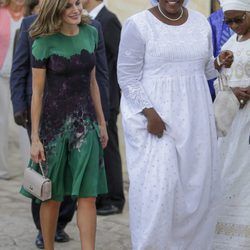 La Reina Letizia y la Primera Dama de Senegal camino a un almuerzo en Dakar