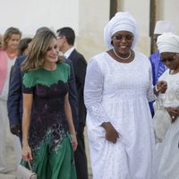 La Reina Letizia y la Primera Dama de Senegal camino a un almuerzo en Dakar