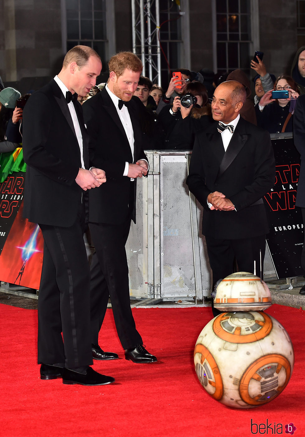 Los Príncipes Guillermo y Harry saludan a BB-8 en el estreno de 'Star Wars: Los Últimos Jedi'