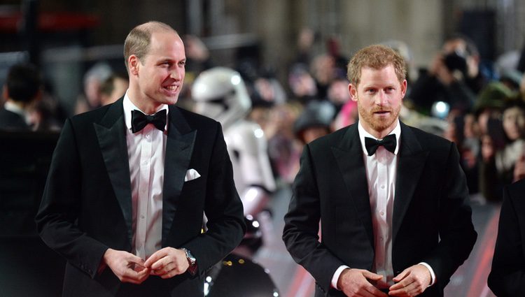 Los Príncipes Guillermo y Harry en el estreno de 'Star Wars: Los Últimos Jedi'