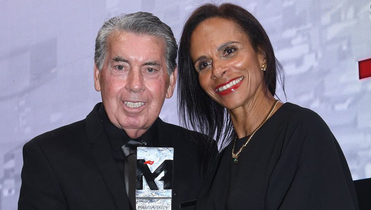 Manolo Santana junto a Claudia Rodríguez en los Premios Malagueños del Año