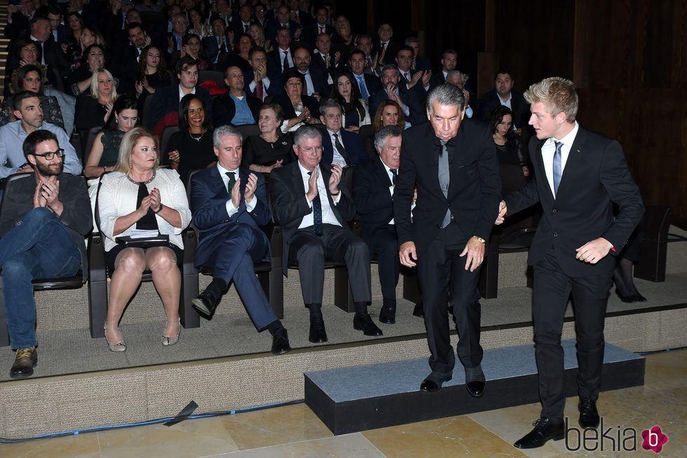 Manolo Santana subiendo al escenario de los Premios Malagueños del Año