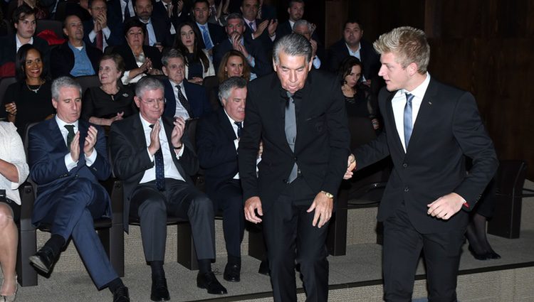 Manolo Santana subiendo al escenario de los Premios Malagueños del Año