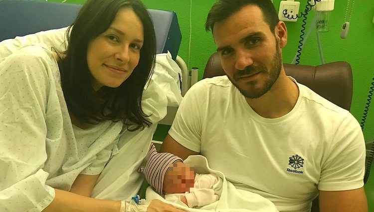 Saúl Craviotto y Celia García con su hija recién nacida Alejandra